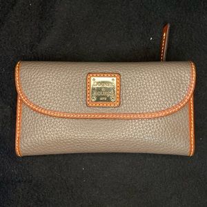 EUC Dooney & Bourke Pebble Grain Wallet